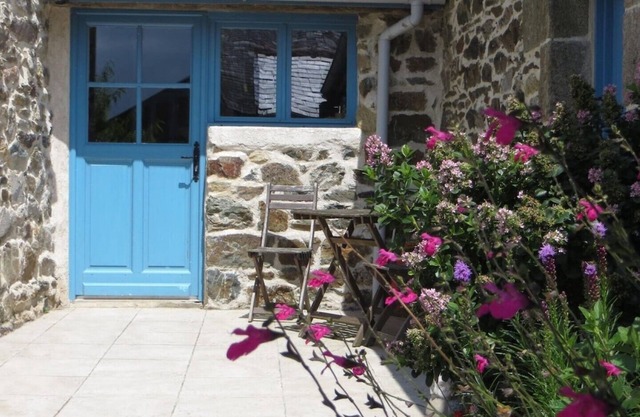 Coastal cottage with heated pool and gardens, 10 mins to beach