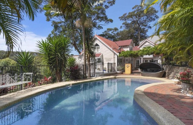 Coastal Cottage with Pool at Copacabana