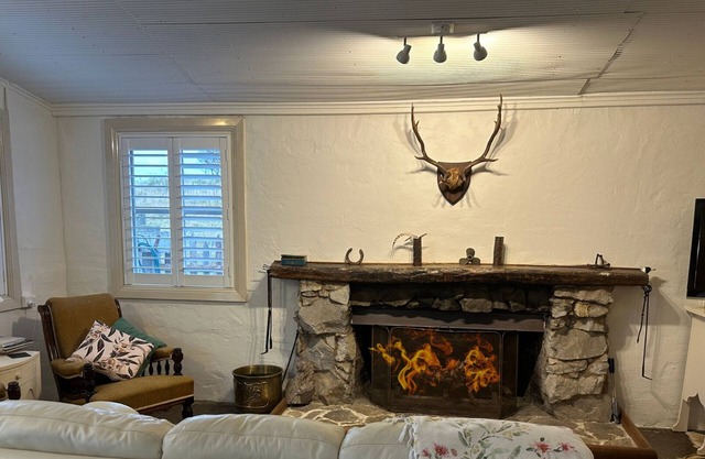 Coastal Country Cottage - Peace, serenity and close to the Prom.