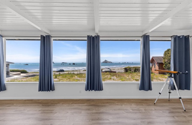 Ensenada costera Beach Bungalow! Paseos por la playa, observación de ballenas, caza ágata y más!