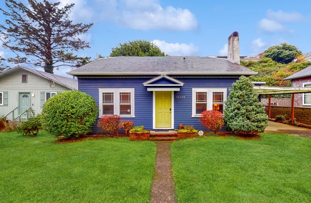 Coastal Craftsman with picture-perfect bay views - walk to Barview Jetty Beach