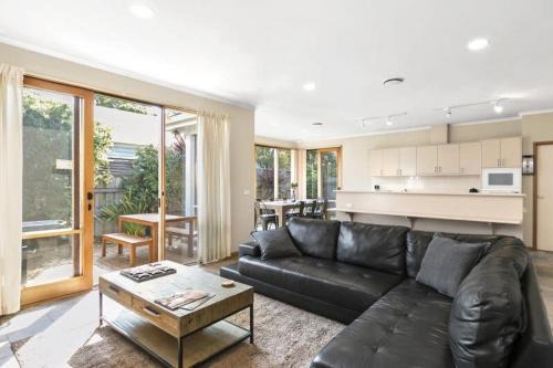 Coastal Days - pet friendly retreat near parks, shops and beaches