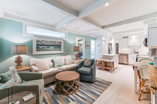 Coastal Downtown Naples Condo - Walk to the Beach!