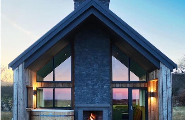 Coastal Eco-Lodge with hottub Charleton Estate
