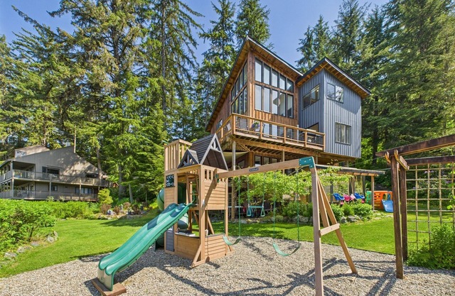 Coastal Escape w/ Sauna, Soaking Tub & Bay Views