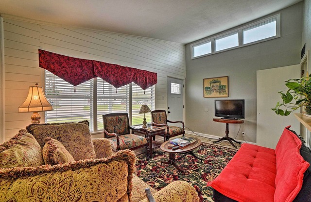Coastal Escape w/ Yard, Walk 1 Mile to Texas A & M
