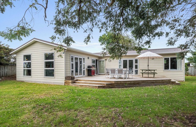 Coastal Family Escape - Waitarere Beach Retreat