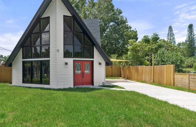 Coastal family gaming retreat with pool table, hot tub, arcades - pet welcome