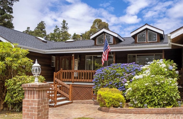 Coastal Hideaway - A luxurious vacation rental just minutes away from the beach!
