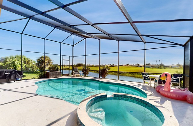 Coastal home on golf course w/ water view, private pool & spa, AC, W/D, Wifi