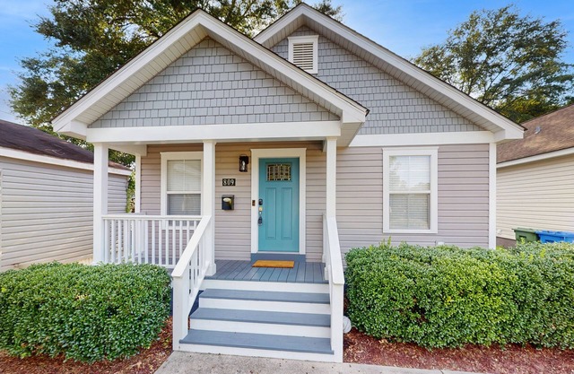 Coastal home with private yard, close to riverfront and local attractions