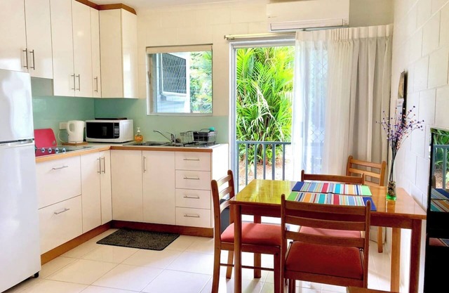 Coastal Living near Shops and Botanical Gardens