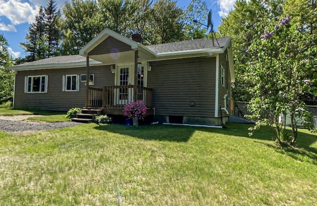 Coastal Maine pet friendly home w/ large fenced yard