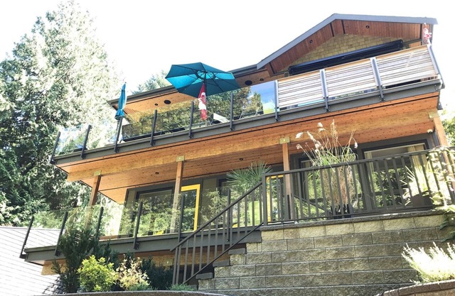Increíble casa moderna costera, vista y acceso al océano y al bosque
