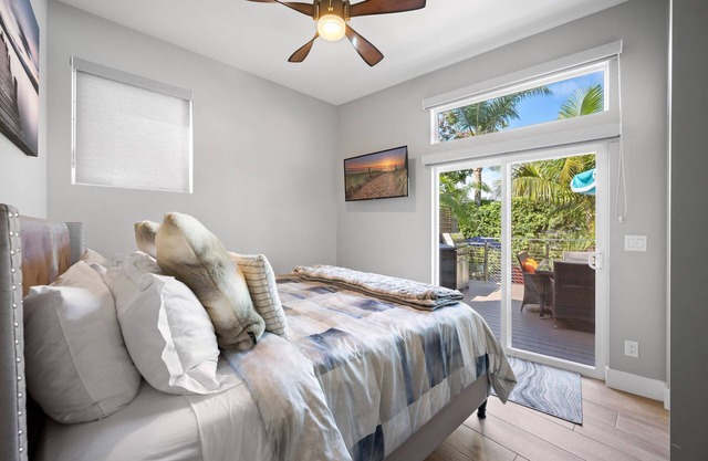 Coastal Modern Home w/Outdoor Lounge, FireTable, BBQ + Close to restaurants