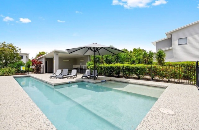 Coastal Oasis - Pool, Parking, Walk to Everything