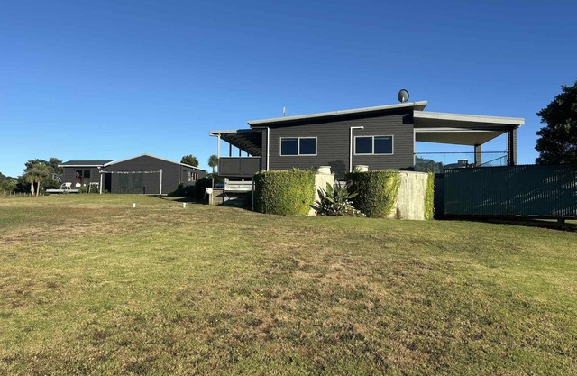 Coastal Paradise 4 bedroom Home with plenty of space for the boat