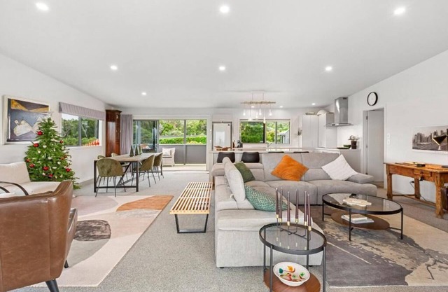 Coastal paradise 5 minutes drive from town. Modern roomy close to surf beaches