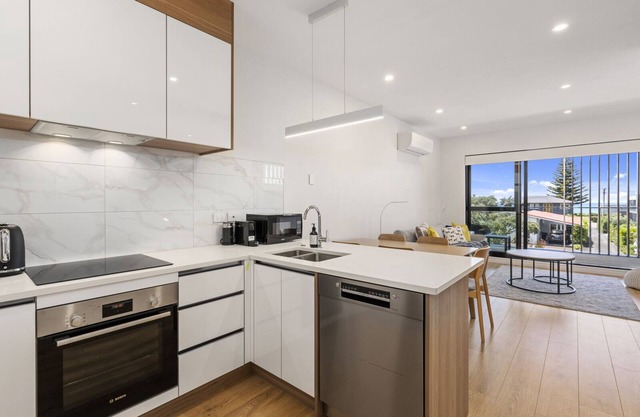 COASTAL PARADISE - OREWA HOLIDAY HOME, family friendly in Orewa
