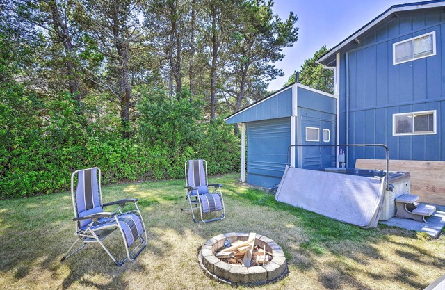 Coastal PNW Gem w/ Hot Tub - Walk to Beach!