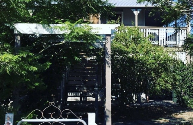 Coastal Queenslander- 2 minute walk to the beach!