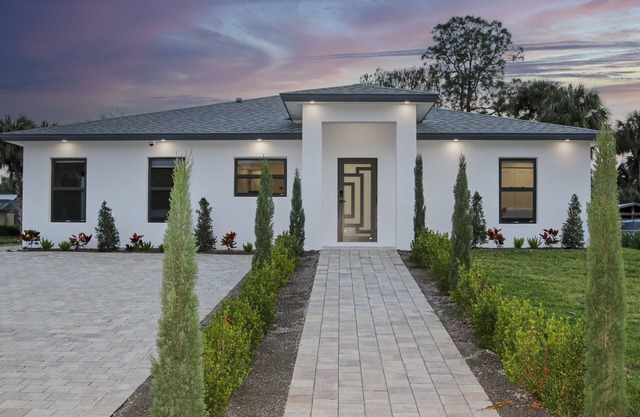 Coastal Retreat Naples, king beds, bbq, backyard