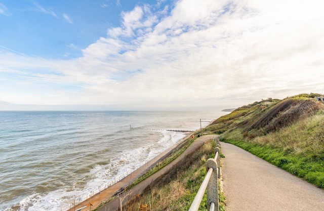 Coastal Retreat | Just minutes away on foot from Overstand's sandy beach!