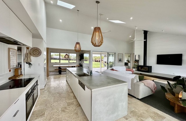 Coastal Retreat - POOL, SPA & FIRE. Nature boardwalk, creek & inlet. 5 bedroom.