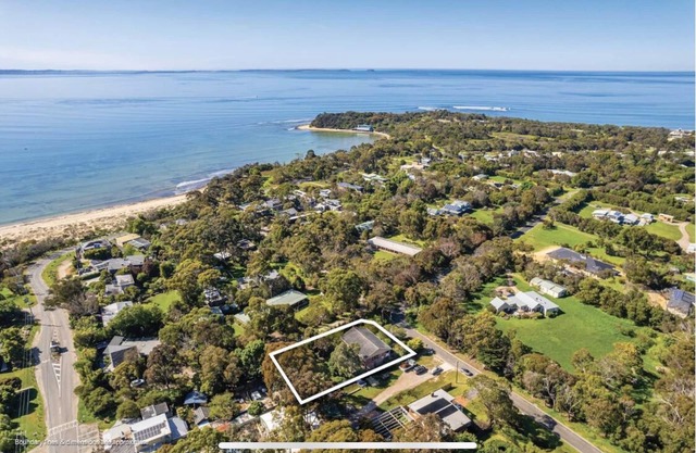 Coastal retro, spacious, pet friendly, walk to beach, king bed