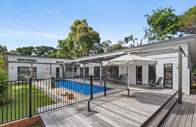 Coastal Rural Retreat with luxury swimming pool, golf putting green,pet friendly