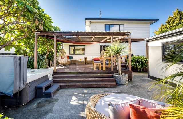 Coastal Serenade - Te Awanga Holiday Home