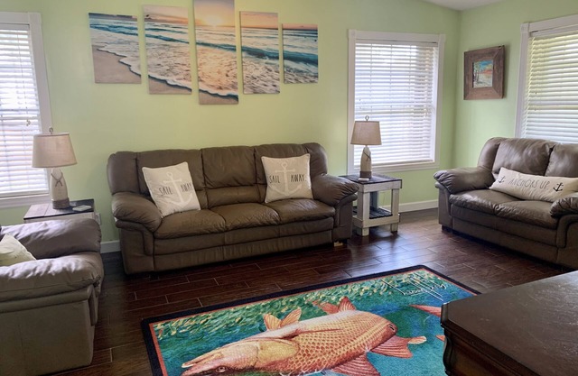 Coastal Simplicity- Located in Eastpoint just minutes to SGI & Apalachicola