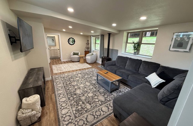 Coastal Valley Hideout , 5 bedroom, 3 bath, 5 min to Cal Poly. Redwoods!