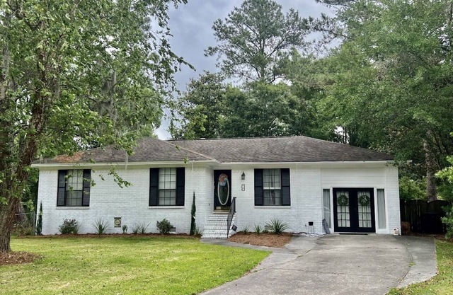 Coastal White Cottage-Isle Of Hope in Savannah