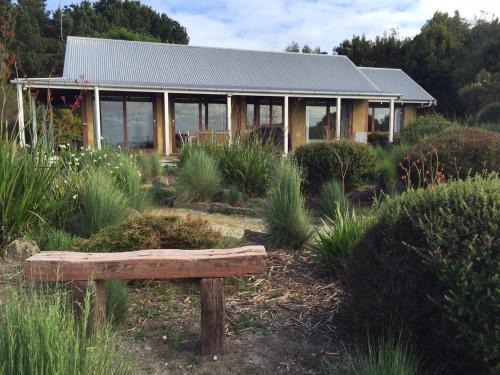 Coastline Cottage Fish Creek- close to The Prom