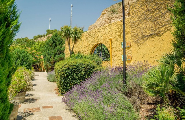Casa Rural Cueva Cobachon, terraza privada y barbacoa. (2 - 3 personas)