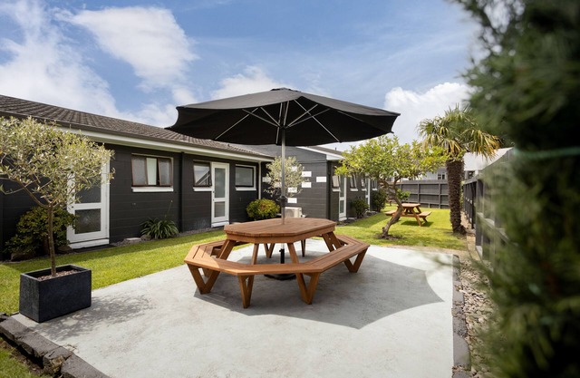 Cobblestone Court Motel – Wenzel Motels