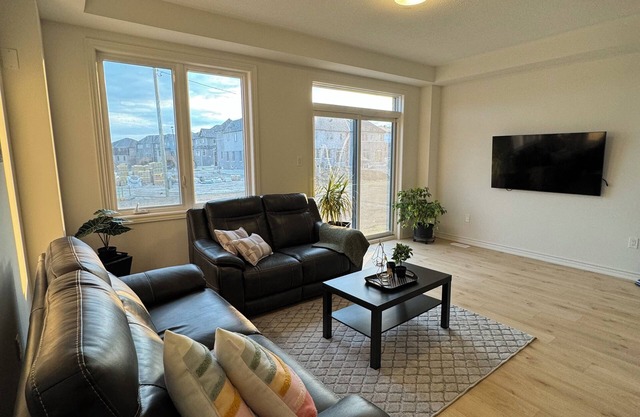 Cobourg Trails Villa - 5 min from Cobourg beach and trails!