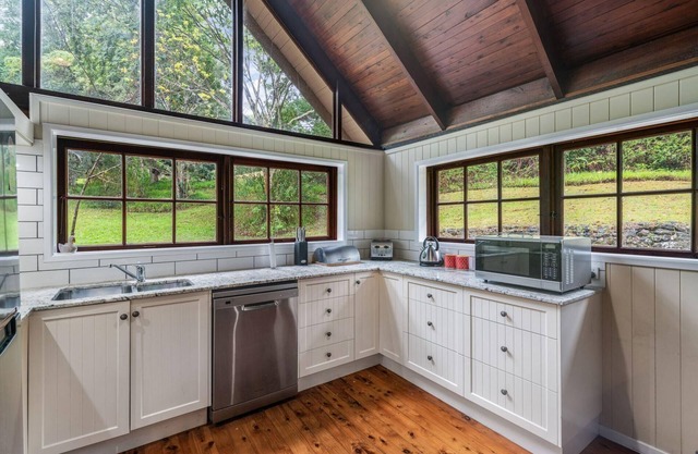 Cockatoo Hideaway - Cabin and Log House - Secluded and Relaxing Hideaway