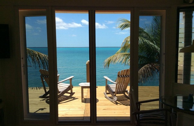Coco Nut Tree House se encuentra en follaje tropical en cristalinas aguas del mar de Abaco