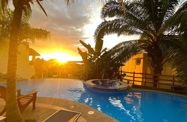 ¡Paraíso Tropical con Majestuosas Puestas de Sol en el Pacífico!