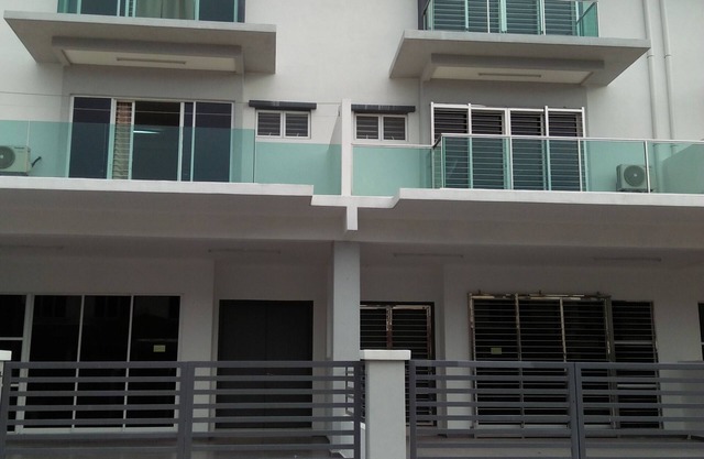Coconut HomeStay Tanjong Karang, Selan. . 椰子 民宿 是 渡假 的 好 地方 → 屋子 明亮 → 客厅 和 房间 很 宽阔 → 是 悠 庄 地方 ， 这里 出入 方便。