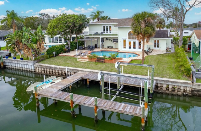 Cocoon Island Villa – Luxury 5 BDR Waterfront Home w/ kayaks & hottub
