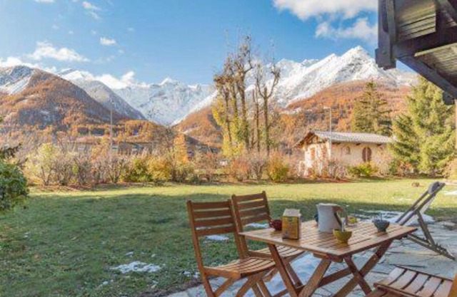 Cocoon with garden and beautiful mountain view