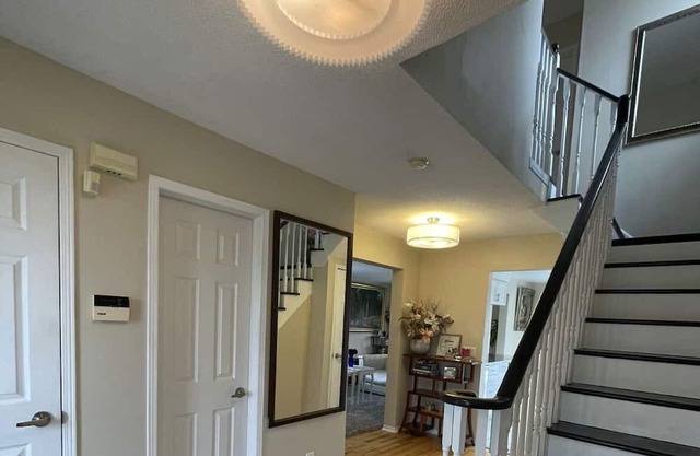 Cody and warm house for family gathering and friends,12 mins away from beaches a