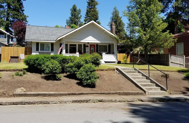 de Coeur d'Alene famoso Lakeshore Cottage cerca de la playa!