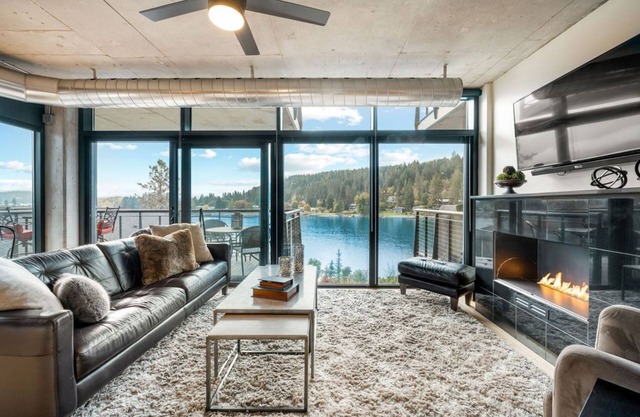 Beautiful Waterfront Condo - Ahora disponible para alquileres mensuales
