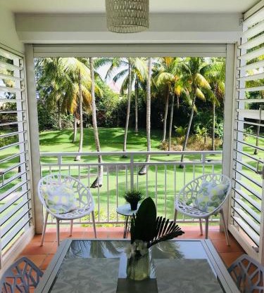 COEUR TIARE studio lounge piscine plage cocotiers
