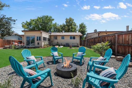 Coffee Themed - Cozy Family Getaway - Sleeps 12 - Mini Golf BBQ Yard