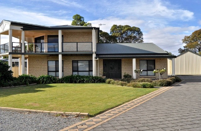 Coffin Bay Retreat es una propiedad grande y espaciosa con vistas hacia Dutton Heads y Long Beach